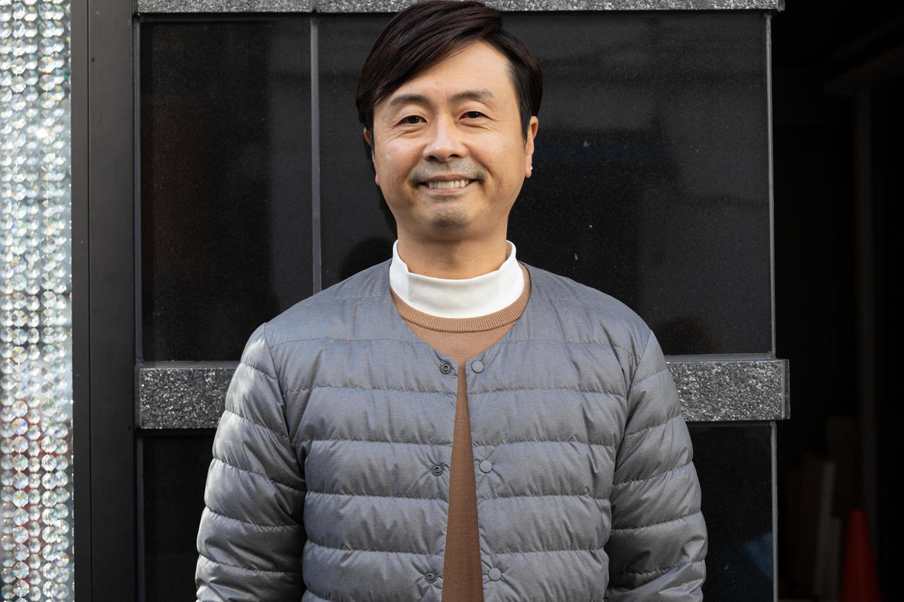 CSチャンネル「映画・チャンネルNECO」の風俗ドラマ「桃色探訪～伝説の風俗～」第8弾「五反田編」に出演するお笑いコンビ、次長課長の河本準一（C）日活・チャンネルNECO