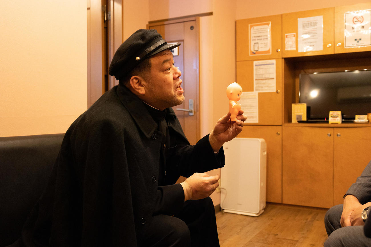 CSチャンネル「映画・チャンネルNECO」の風俗ドラマ「桃色探訪～伝説の風俗～」第7弾「上野編」に出演するくっきー！（C）日活・チャンネルNECO