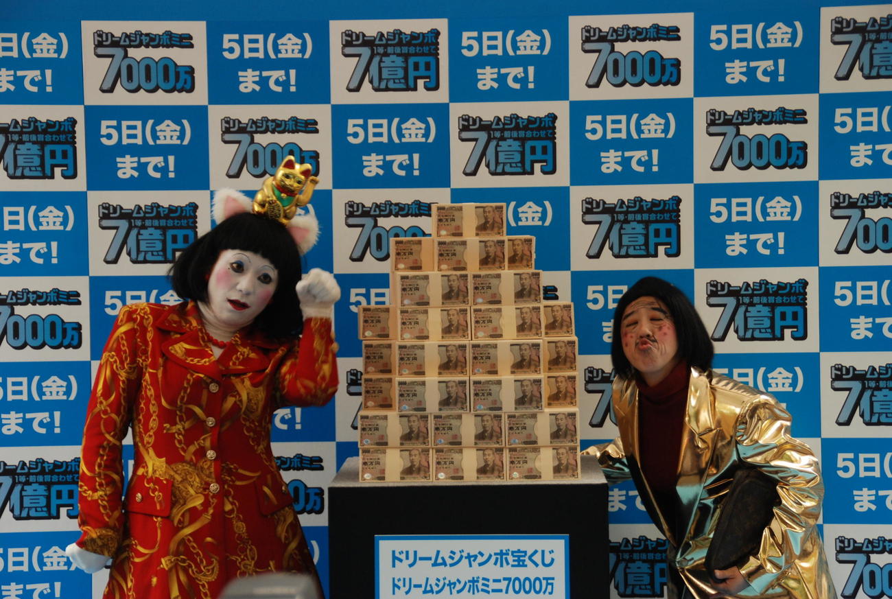 日本エレキテル連合の橋本小雪（左）と中野聡子（15年）