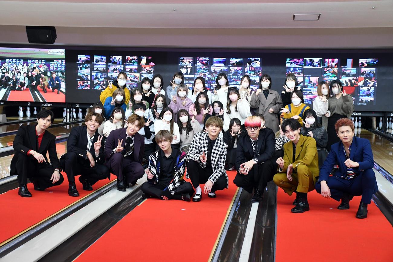 新シングル「Choo Choo TRAIN」発売記念イベントでファンと写真に納まるFANTASTICS。左から堀夏喜、澤本夏輝、佐藤大樹、八木勇征、中島颯太、世界、木村慧人、瀬口黎弥（撮影・大友陽平）