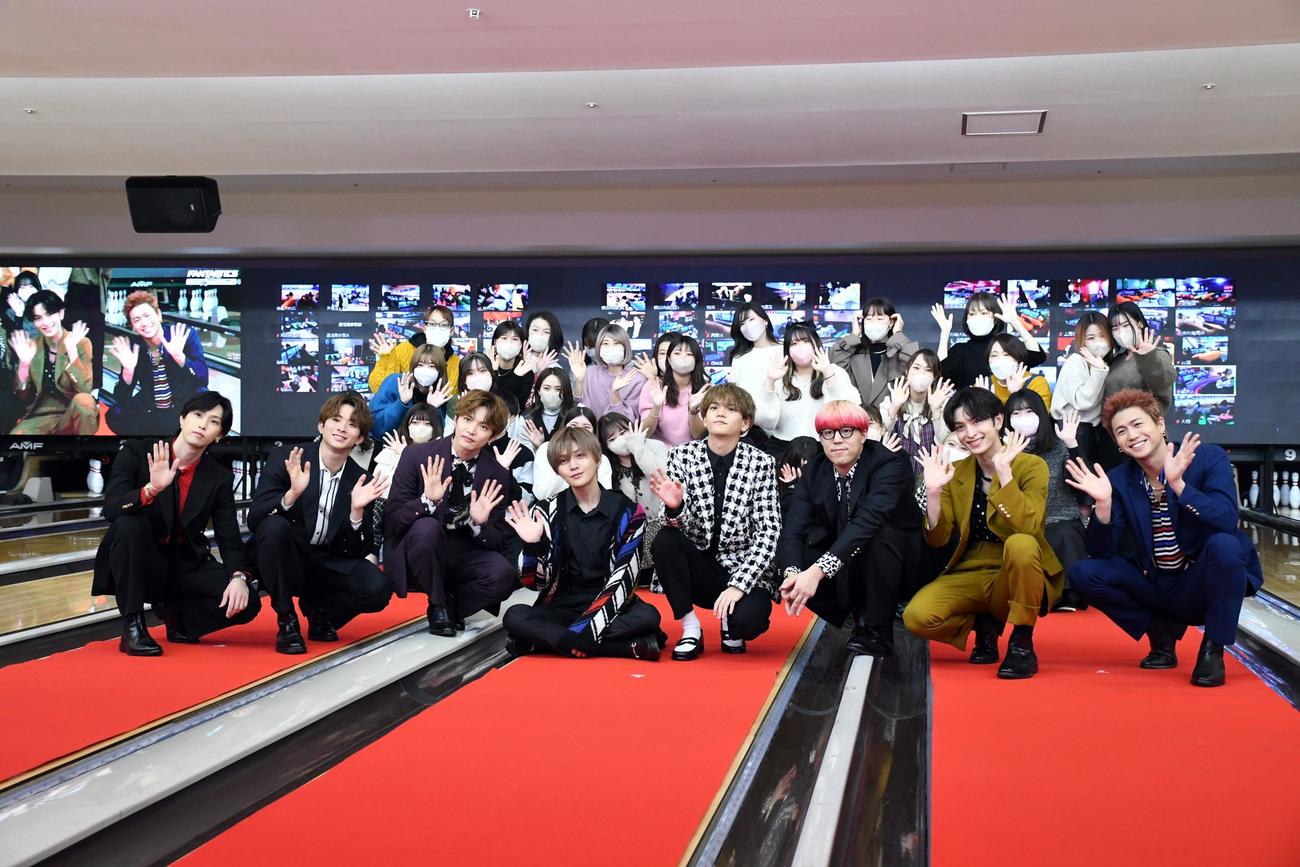 新シングル「Choo Choo TRAIN」発売記念イベントでファンと写真に納まるFANTASTICS。左から堀夏喜、澤本夏輝、佐藤大樹、八木勇征、中島颯太、世界、木村慧人、瀬口黎弥（撮影・大友陽平）