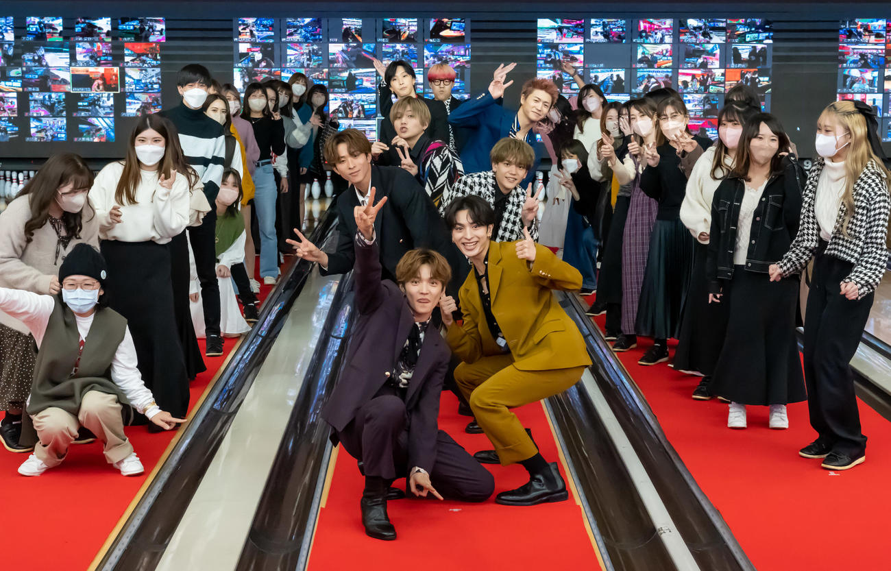 新シングル「Choo Choo TRAIN」発売記念イベントでファンとロールダンスを踊るFANTASTICS。中央手前から佐藤大樹、木村慧人、澤本夏輝、中島颯太、八木勇征、瀬口黎弥、堀夏喜、世界