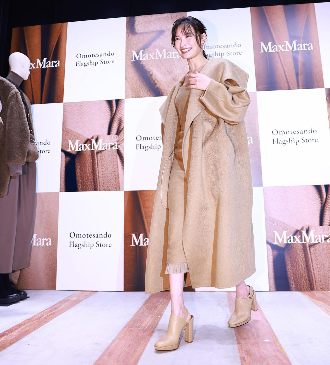 「マックスマーラ表参道」オープニングイベントのフォトコールに応じた大政絢（撮影・垰建太）