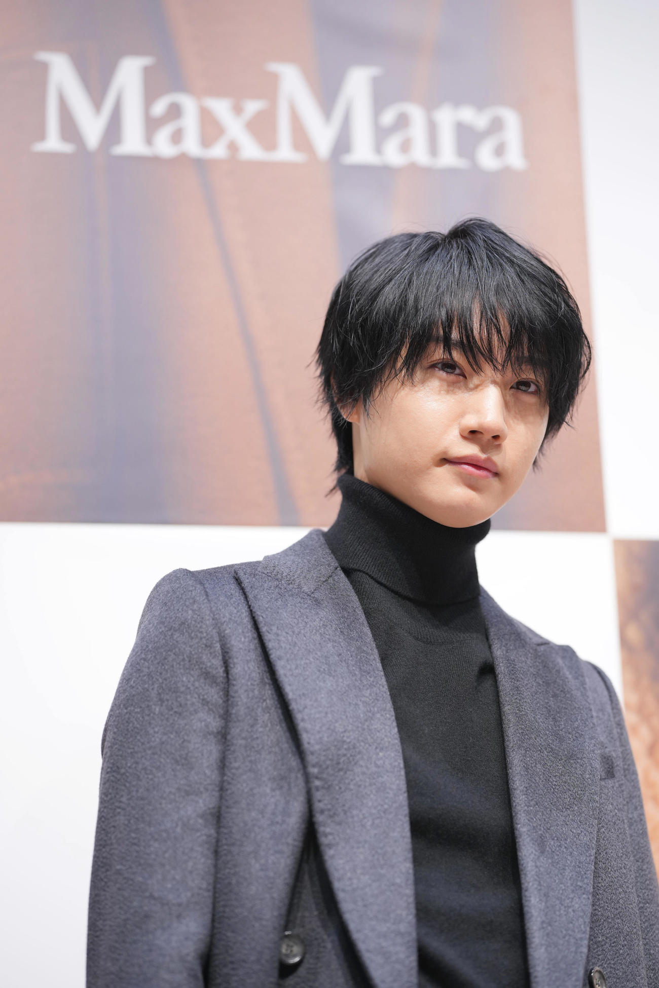 「マックスマーラ表参道」オープニングイベントのフォトコールで写真に納まる桜田通（撮影・垰建太）