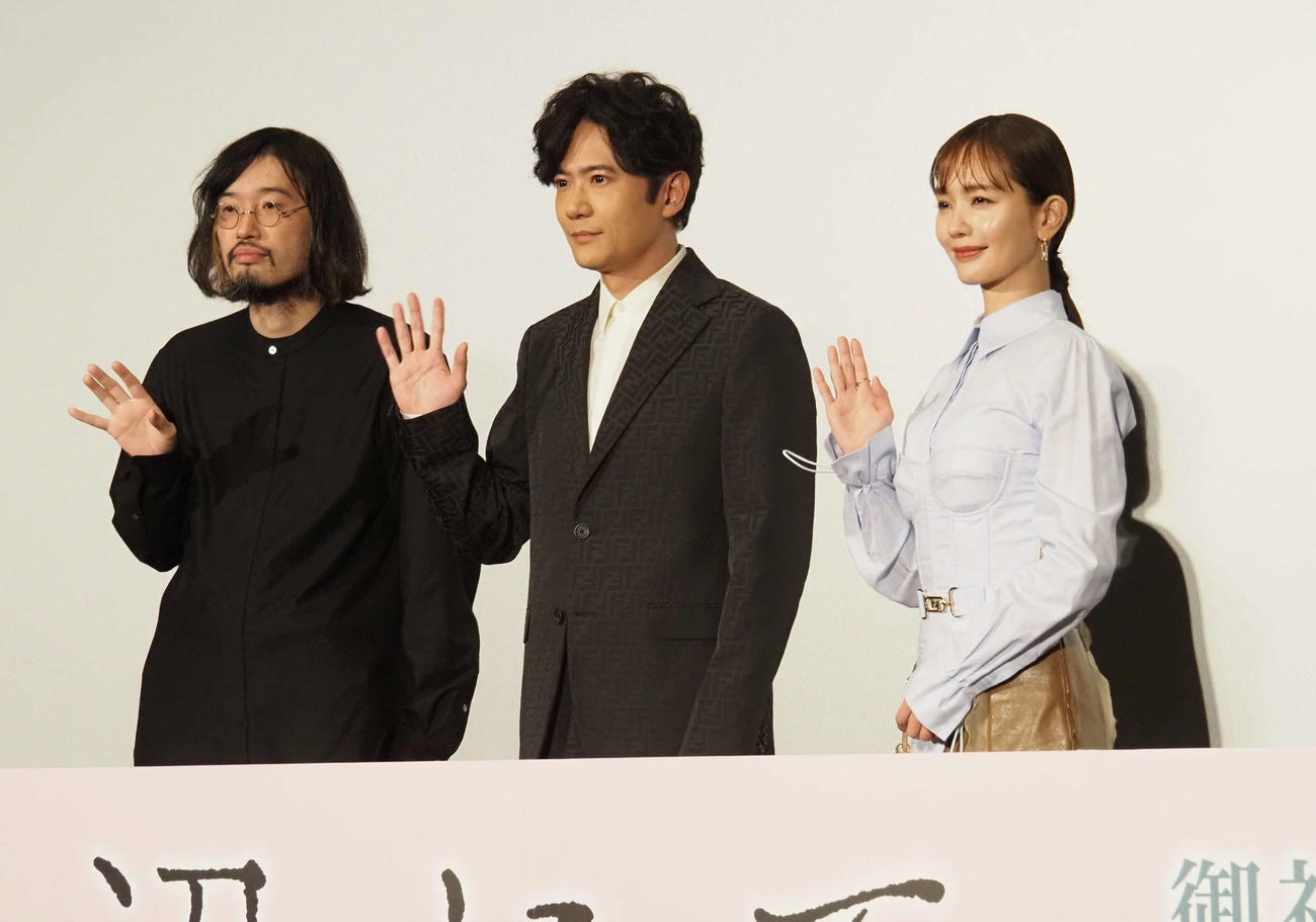 稲垣吾郎「最近は『意外とよくしゃべるな』と言われます」コロナから復帰、笑顔で舞台あいさつ - シネマ写真ニュース : 日刊スポーツ