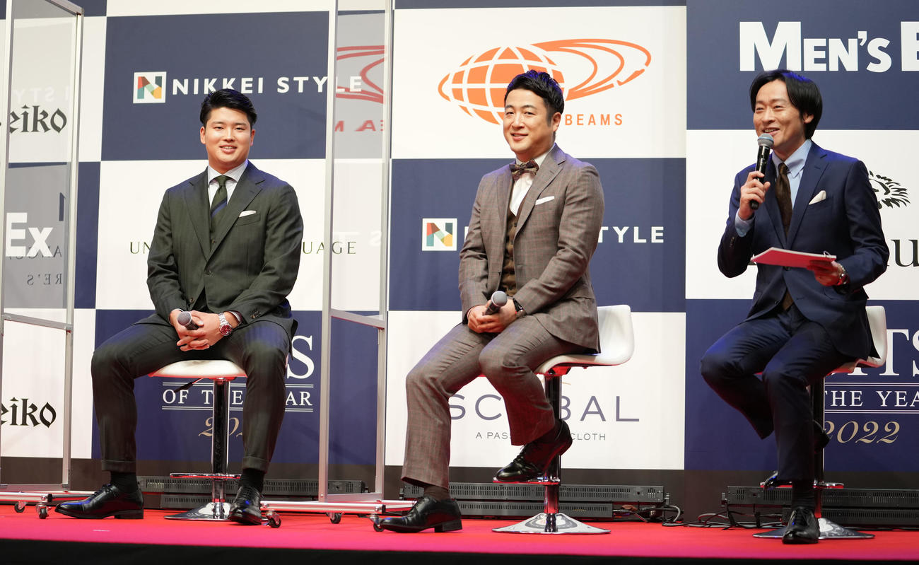 「スーツ・オブ・ザ・イヤー2022」のトークショーで笑顔のヤクルト村上。右から和牛の川西賢志郎、水田信二（撮影・鈴木みどり）