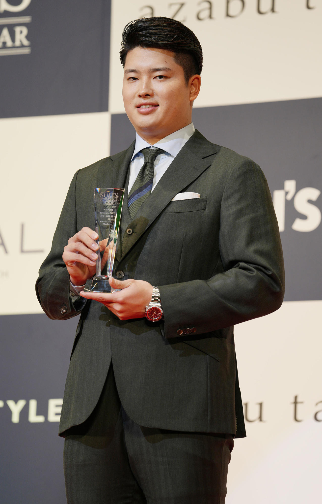 「スーツ・オブ・ザ・イヤー2022」スポーツ部門を受賞したヤクルト村上（撮影・鈴木みどり）