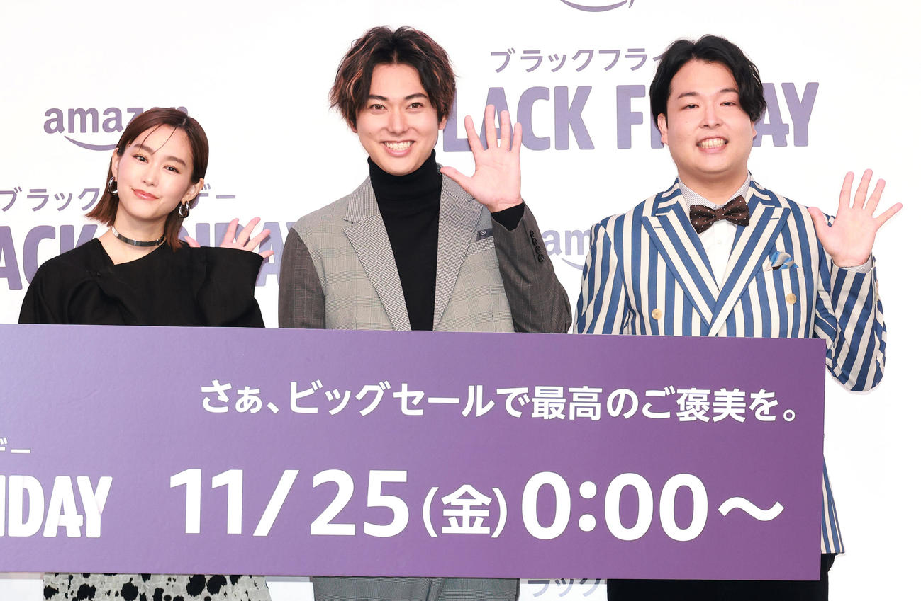 Amazonブラックフライデー記者発表を行った、左から桐谷美玲、おるたなChannelないとー、渋谷ジャパン（撮影・中島郁夫）