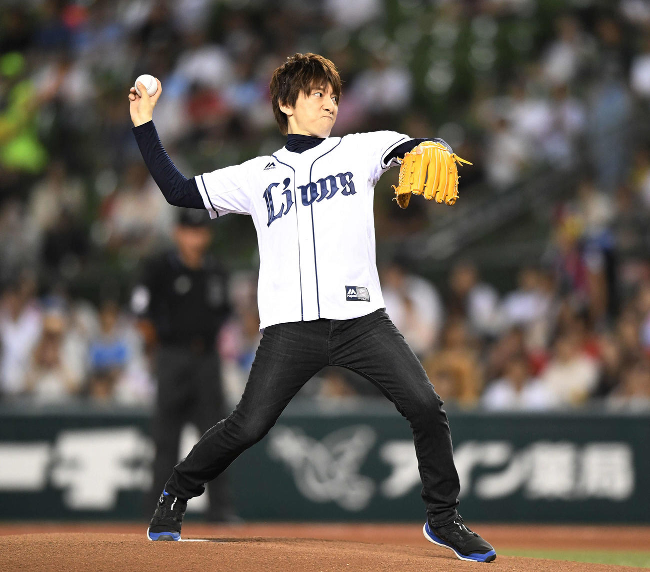 19年9月12日、西武対ソフトバンク　始球式を行う声優の羽多野渉