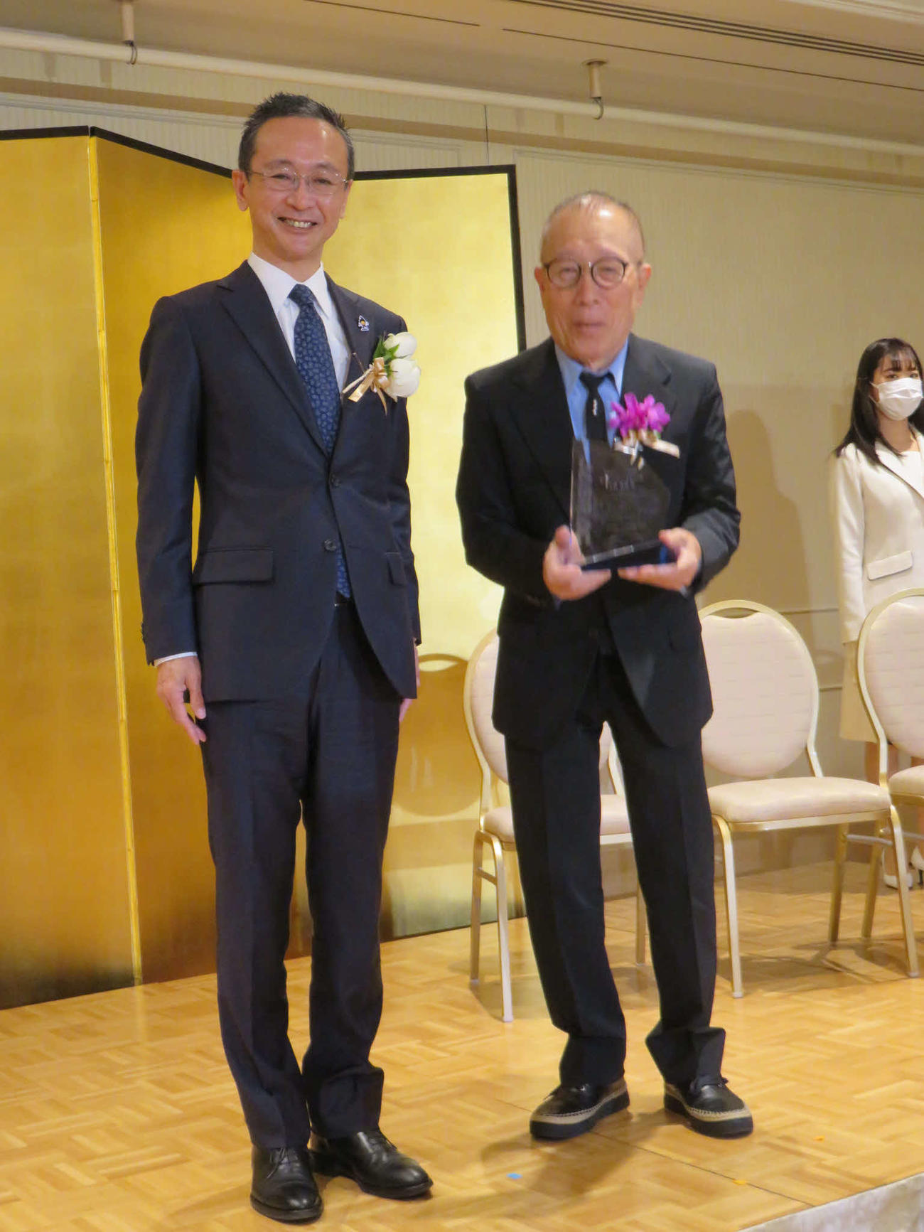 JASRAC音楽文化賞を受賞した小林克也（右）伊澤一雅JASRAC理事長