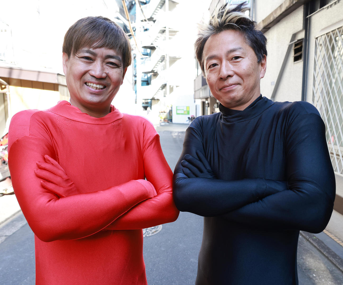 パフォーマンス用のタイツ姿でポーズを決める3ガガヘッズのトニー淳（左）と正源敬三（撮影・中島郁夫）