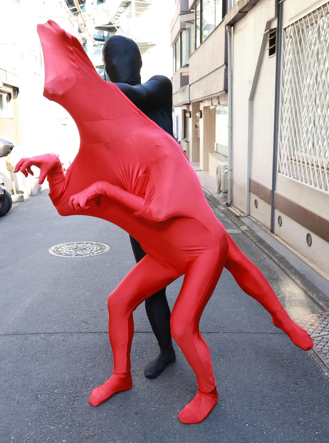 ゴジラのポーズを決める3ガガヘッズのトニー淳（左）と正源敬三（撮影・中島郁夫）