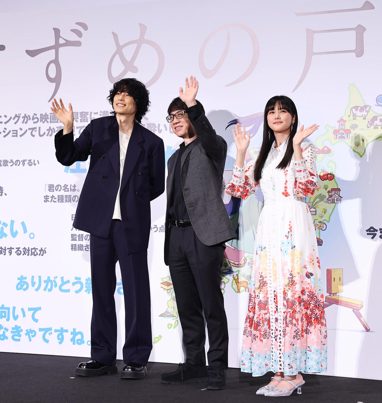 映画「すずめの戸締まり」大ヒット舞台あいさつに登壇し写真に納まる新海誠監督（中央）松村北斗（左）原菜乃華（撮影・垰建太）