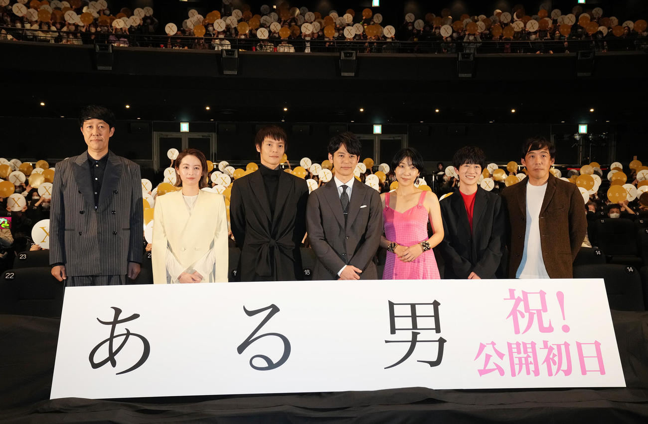 映画「ある男」公開初日舞台あいさつのフォトセッションで、観客をバックに写真に納まる出演者たち。左から小籔千豊、清野菜名、窪田正孝、妻夫木聡、安藤サクラ、坂元愛登、石川慶監督（撮影・鈴木みどり）