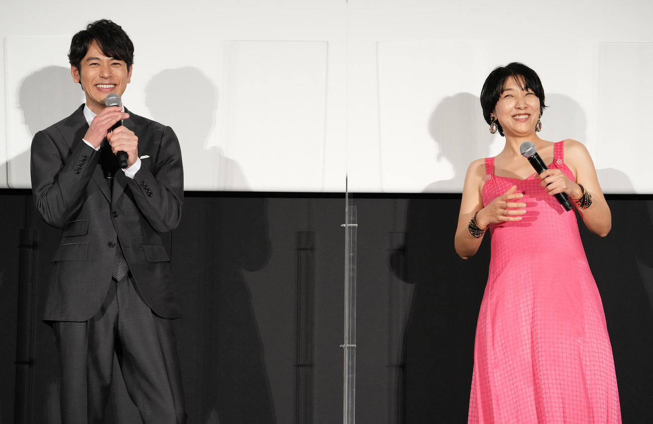 映画「ある男」公開初日舞台あいさつで笑顔の妻夫木聡（左）と安藤サクラ（撮影・鈴木みどり）