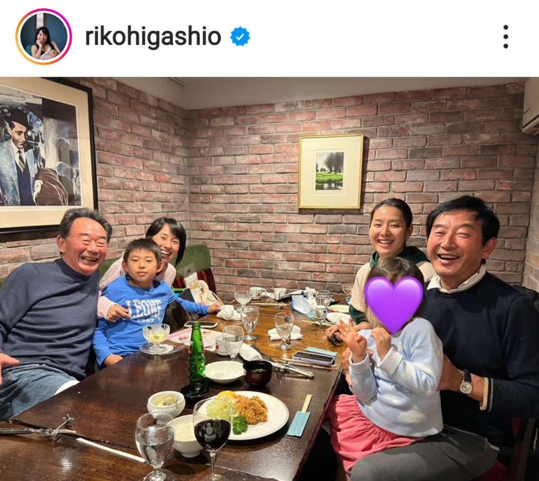 東尾理子がインスタグラムにアップした家族写真。義理の娘すみれの姿も