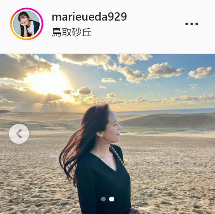 夕日の鳥取砂丘をバックにした上田まりえ（上田まりえのインスタグラムより）