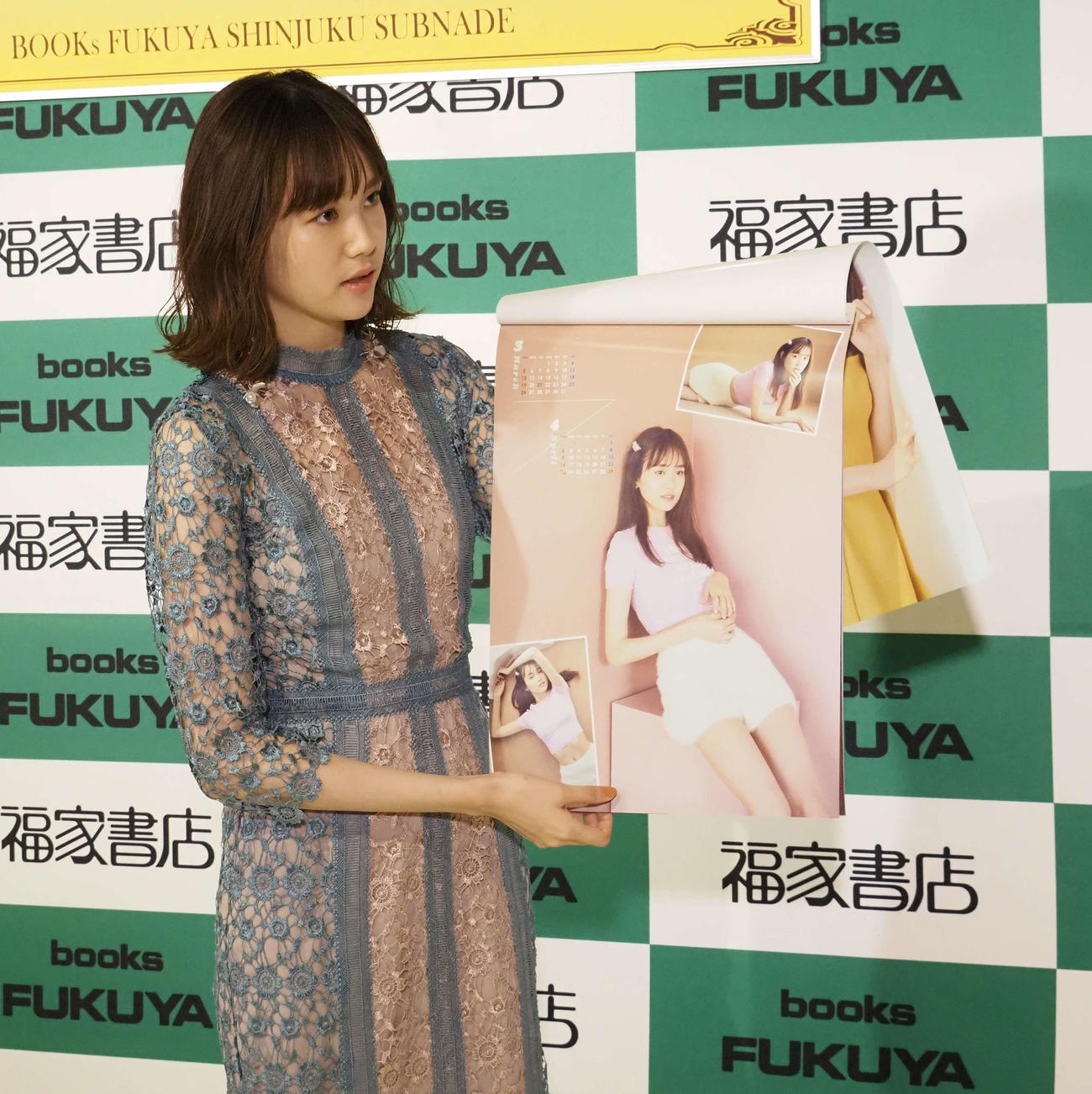 お気に入りカットについて話す尾碕真花（撮影・遠藤尚子）