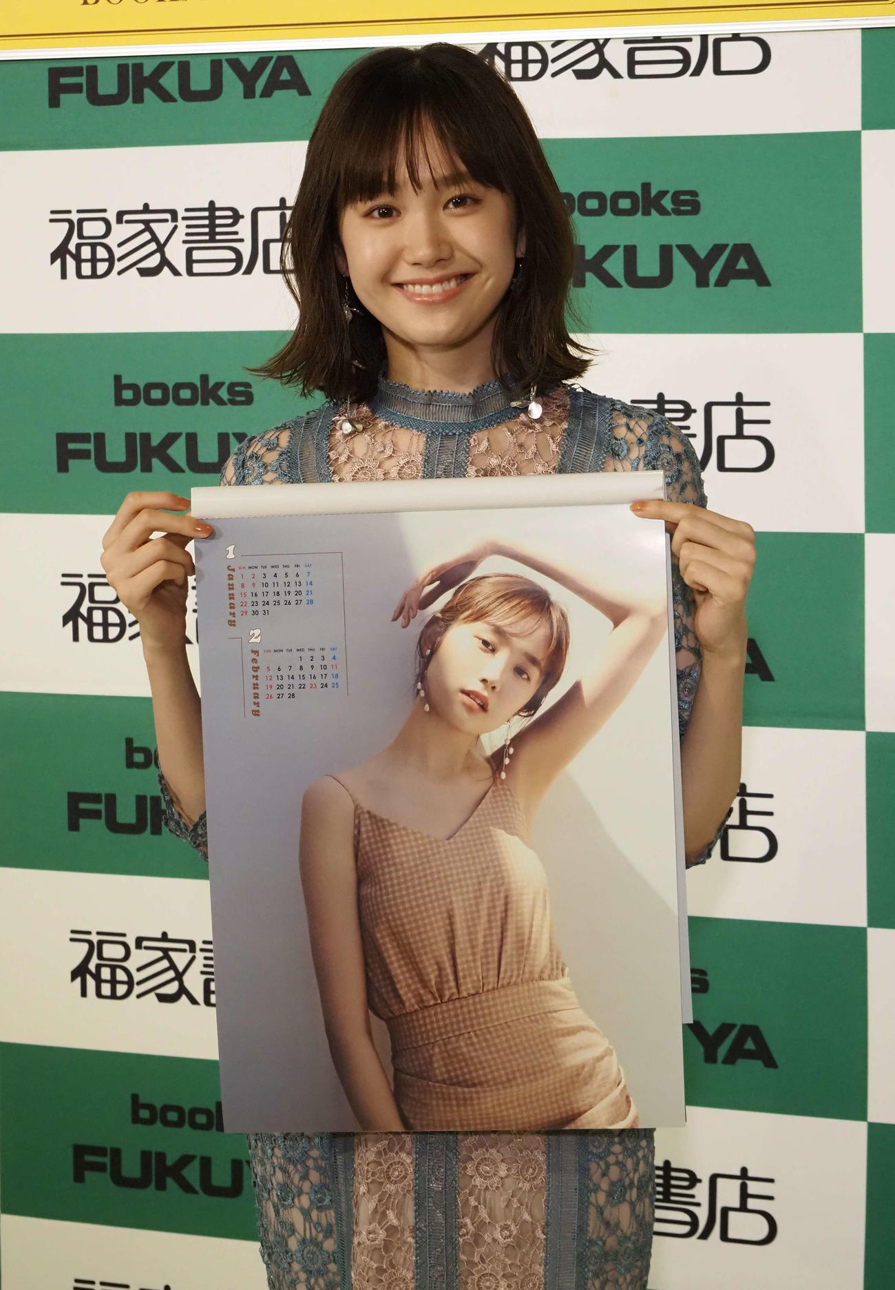 「きれいに写った」と笑みを浮かべる尾碕真花（撮影・遠藤尚子）