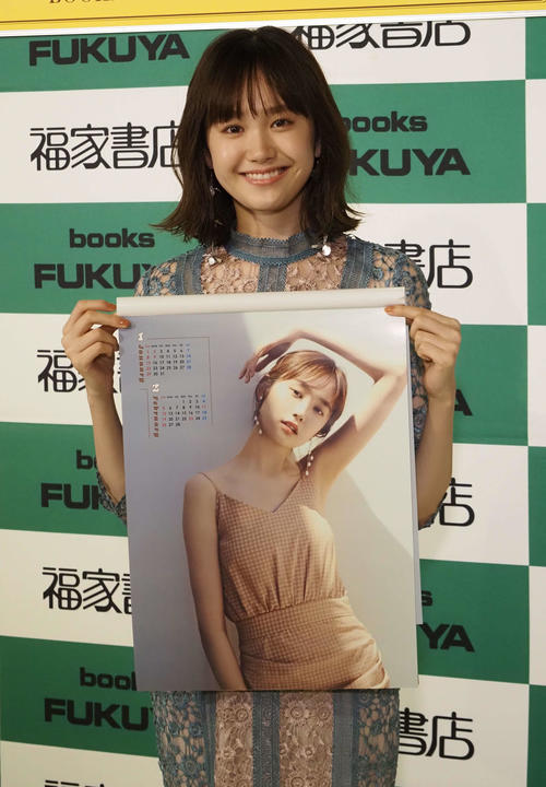 「きれいに写った」と笑みを浮かべる尾碕真花（撮影・遠藤尚子）