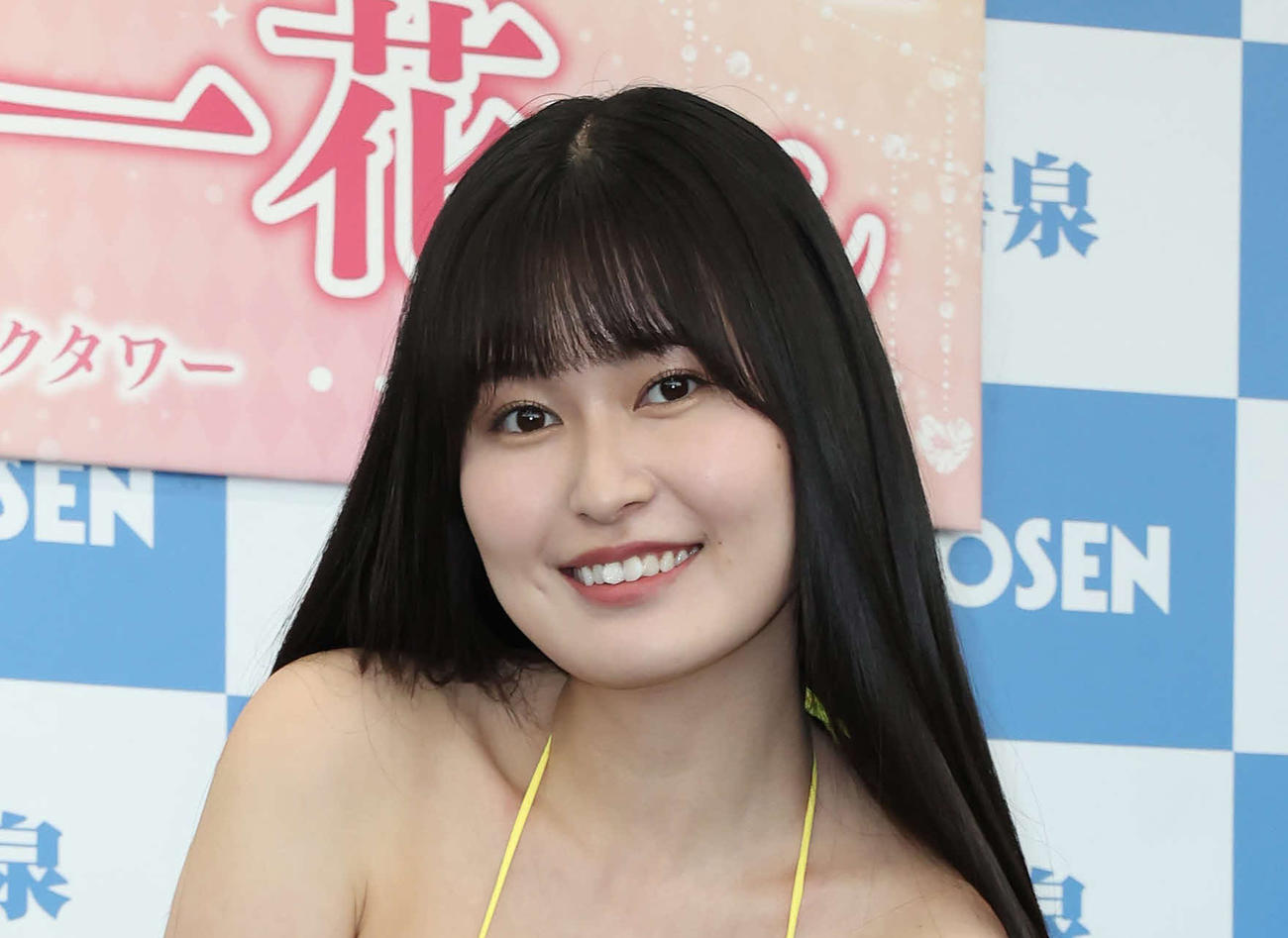 カレンダーの発売記念イベントを行った未梨一花（撮影・丹羽敏通）
