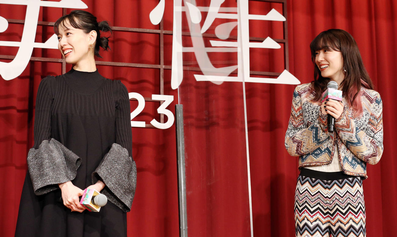 生徒から映画の感想を笑顔で聞く戸田恵梨香（左）と永野芽郁（2022年11月撮影）