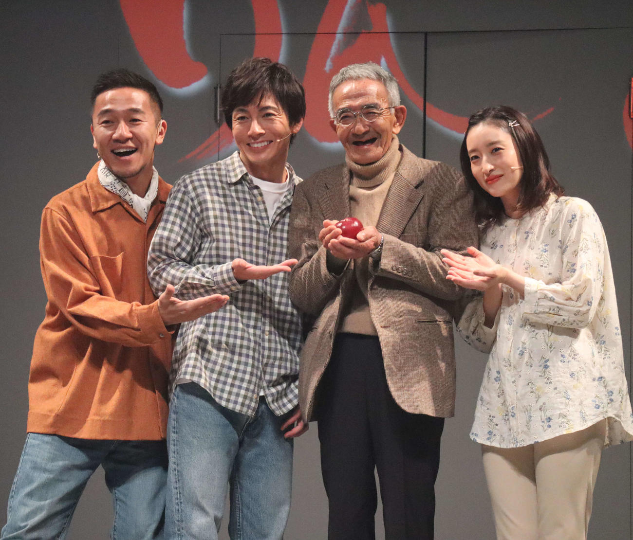 ミュージカル「りんご」の取材に応じる、左からDef TechのMicro、屋良朝幸、木村秋則さん、梅田彩佳