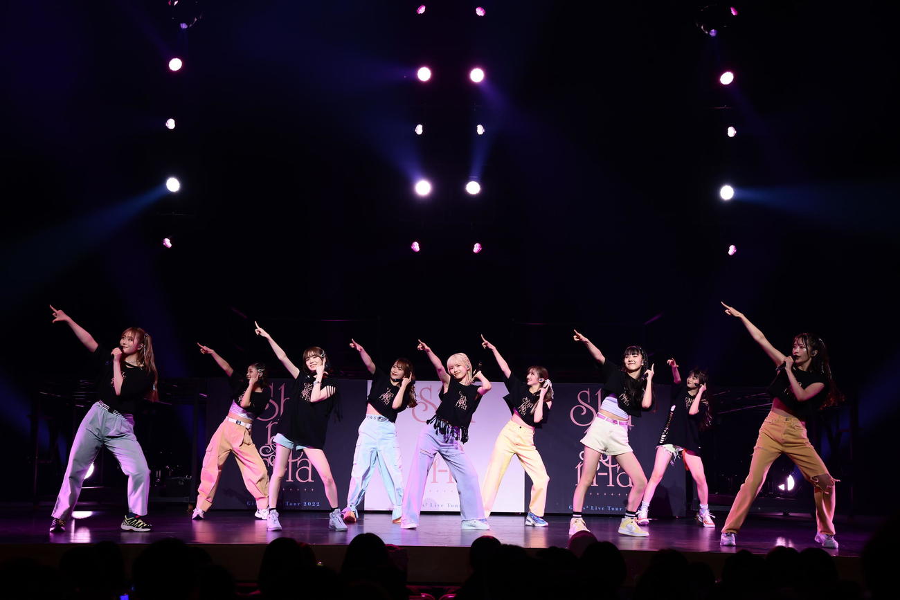 全国ツアー名古屋公演で新曲「Love Genic」を初披露するGirls2。左から隅谷百花、石井蘭、増田來亜、小田柚葉、鶴屋美咲、山口綺羅、菱田未渚美、原田都愛、小川桜花