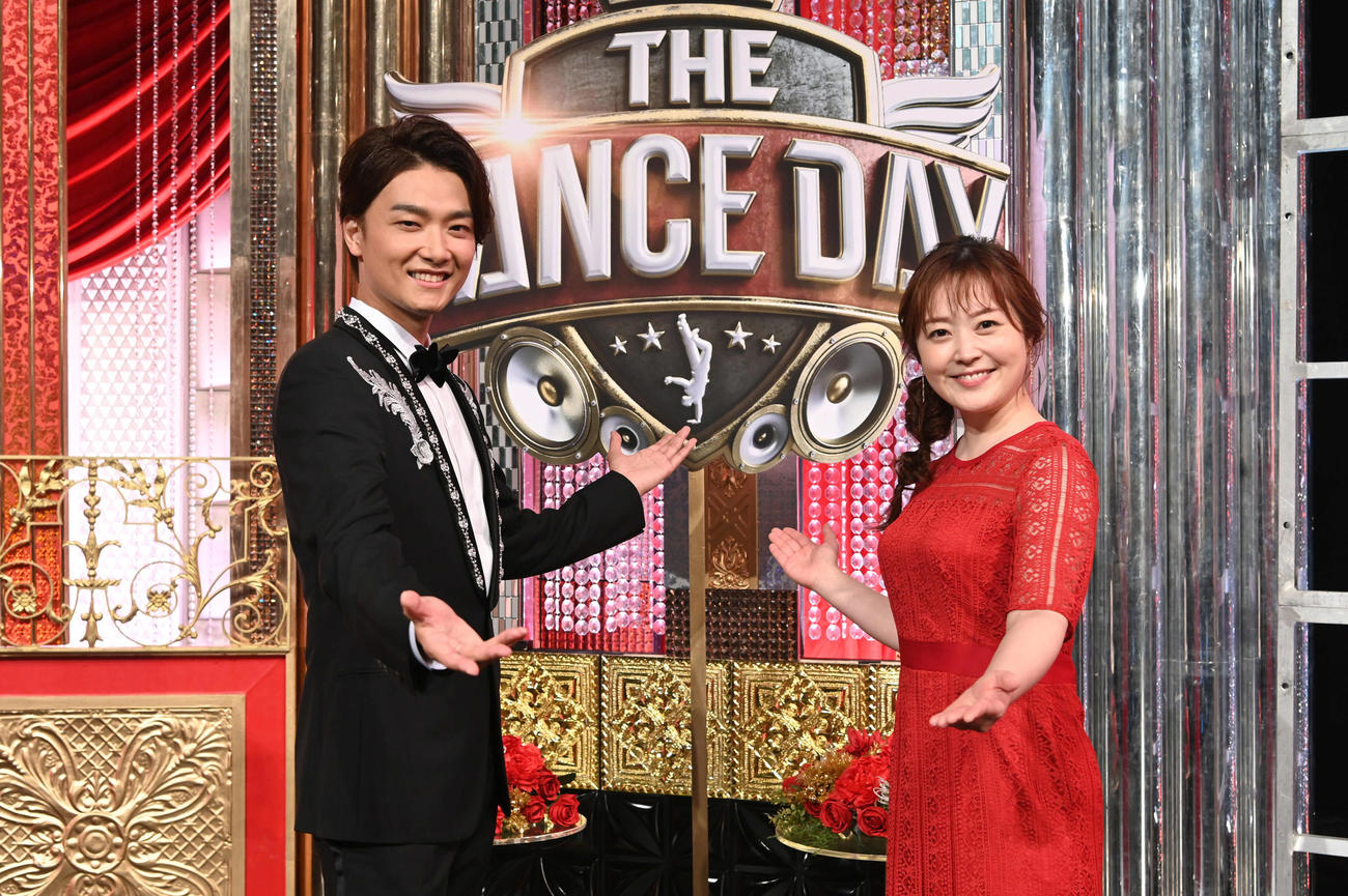 ダンス日本一決定戦「THE DANCE DAY」第2回大会で総合司会を務める井上芳雄（左）と進行の水卜麻美アナウンサー