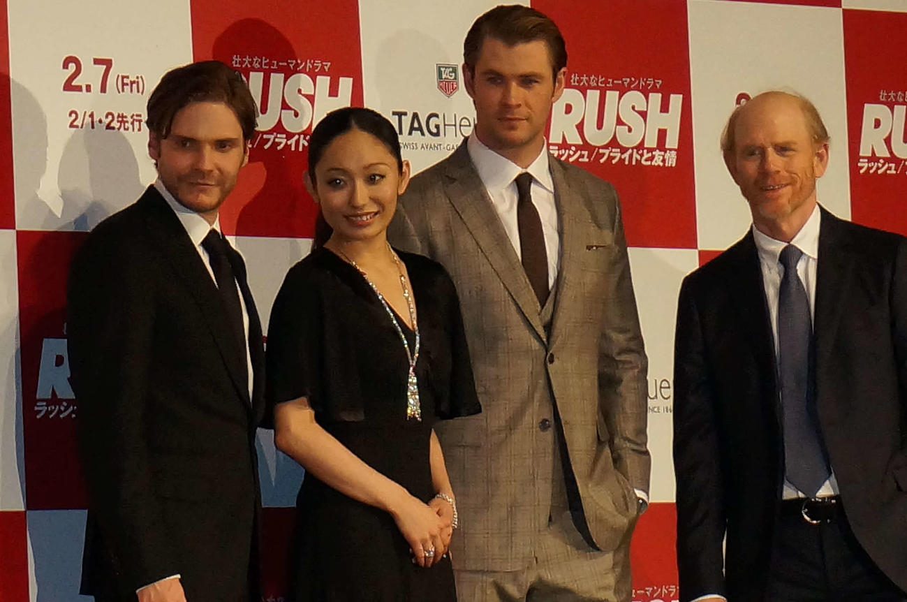 2014年1月、映画「RUSH」試写会に参加したクリス・ヘムズワース（中央右）。左からダニエル・ブリュール、安藤美姫さん、1人おいてロン・ハワード監督