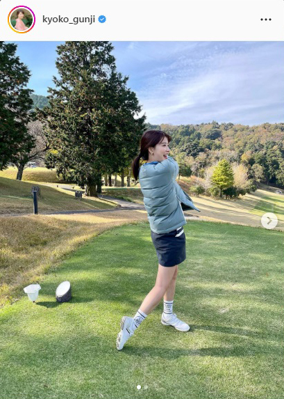 郡司恭子アナ、休日にカーキーの薄手のダウンにミニスカ姿でゴルフ満喫「一緒に頑張りましょう」