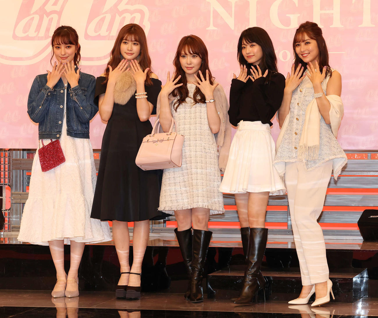 CanCam創刊40周年イベントで写真に納まるBチームの、左から宮本茉由、生見愛瑠、加藤史帆、小室安未、石川恋（撮影・丹羽敏通）