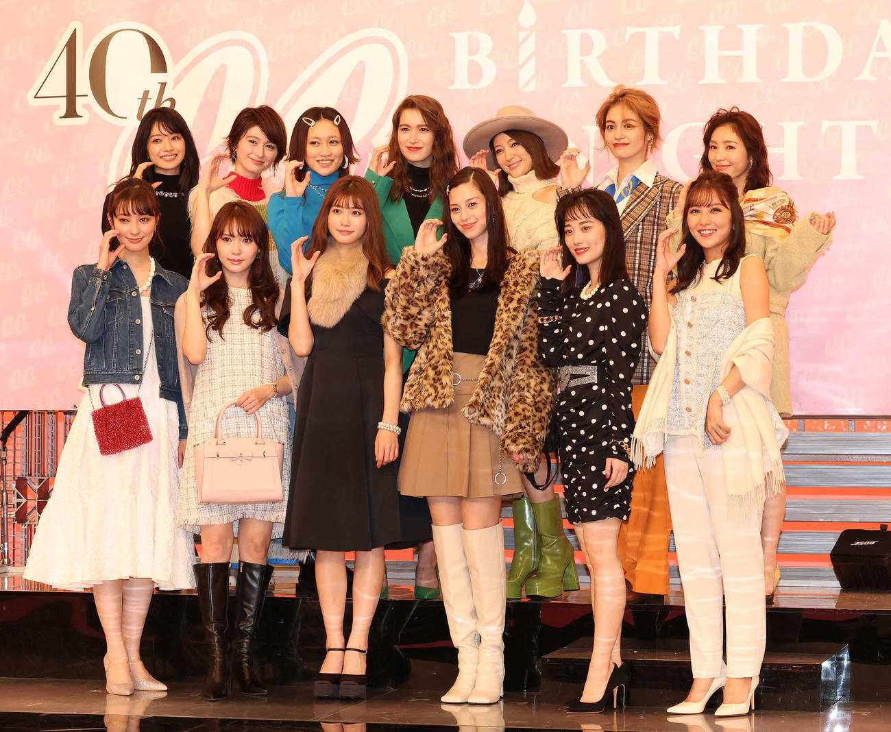 CanCam創刊40周年イベントで写真に納まる、前列左から宮本茉由、加藤史帆、生見愛瑠、中条あやみ、山下美月、石川恋。後列左から小室安未、菜波、佐々木莉佳子、トラウデン直美、まい、楓、ほのか（撮影・丹羽敏通）