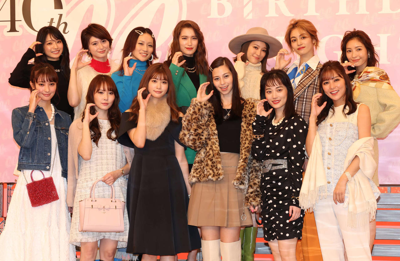 CanCam創刊40周年イベントで写真に納まる、前列左から宮本茉由、加藤史帆、生見愛瑠、中条あやみ、山下美月、石川恋。後列左から小室安未、菜波、佐々木莉佳子、トラウデン直美、まい、楓、ほのか（撮影・丹羽敏通）