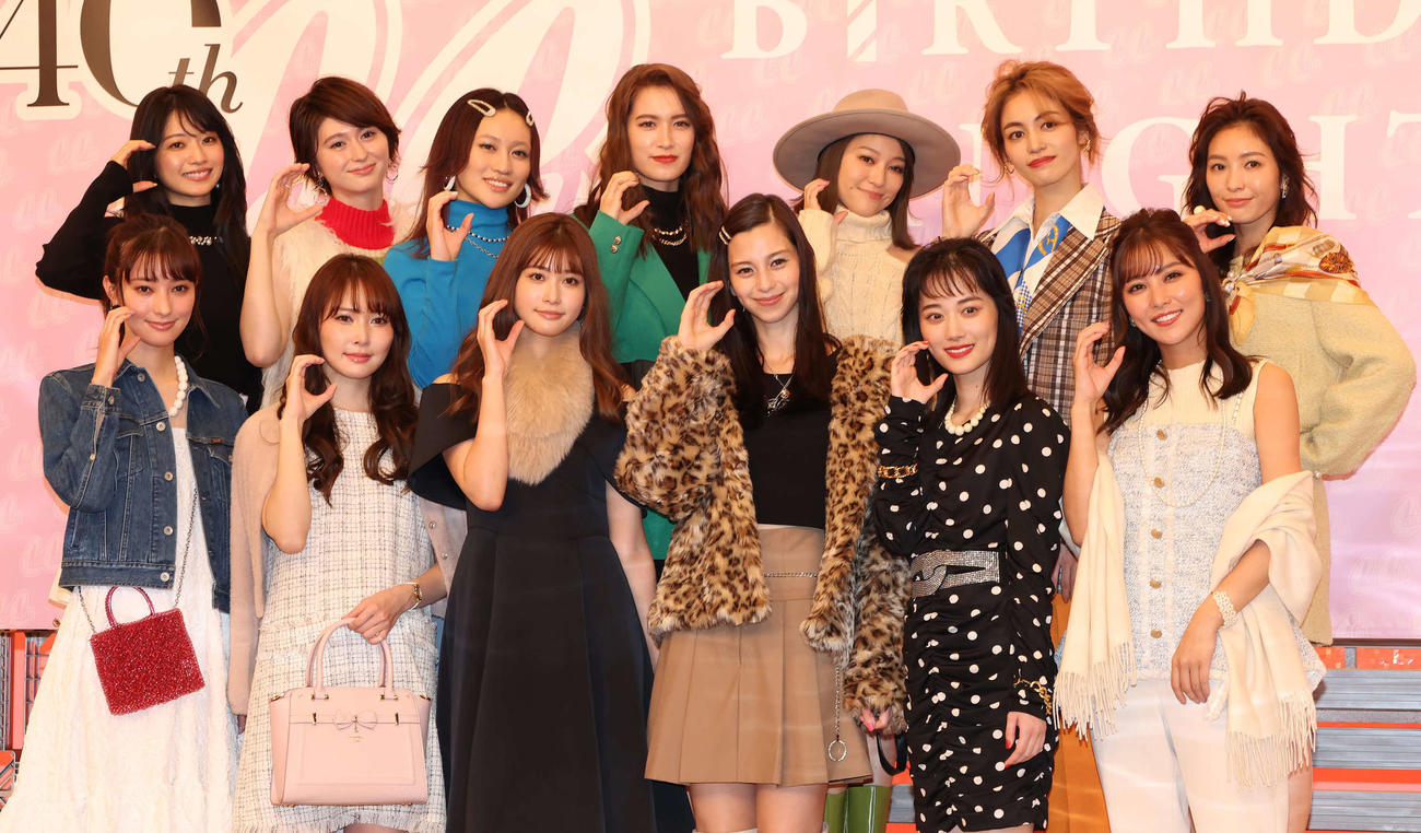 CanCam創刊40周年イベントで写真に納まる、前列左から宮本茉由、加藤史帆、生見愛瑠、中条あやみ、山下美月、石川恋。後列左から小室安未、菜波、佐々木莉佳子、トラウデン直美、まい、楓、ほのか（撮影・丹羽敏通）