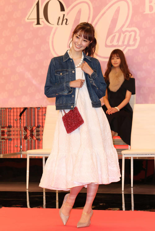 CanCam創刊40周年イベントでポーズを決める宮本茉由(撮影・丹羽敏通)