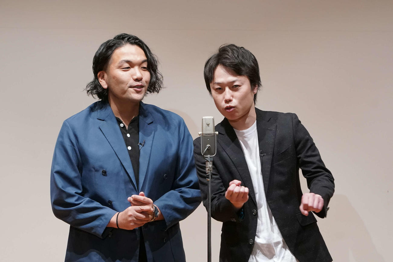 漫才を披露する見取り図。盛山晋太郎（左）とリリー
