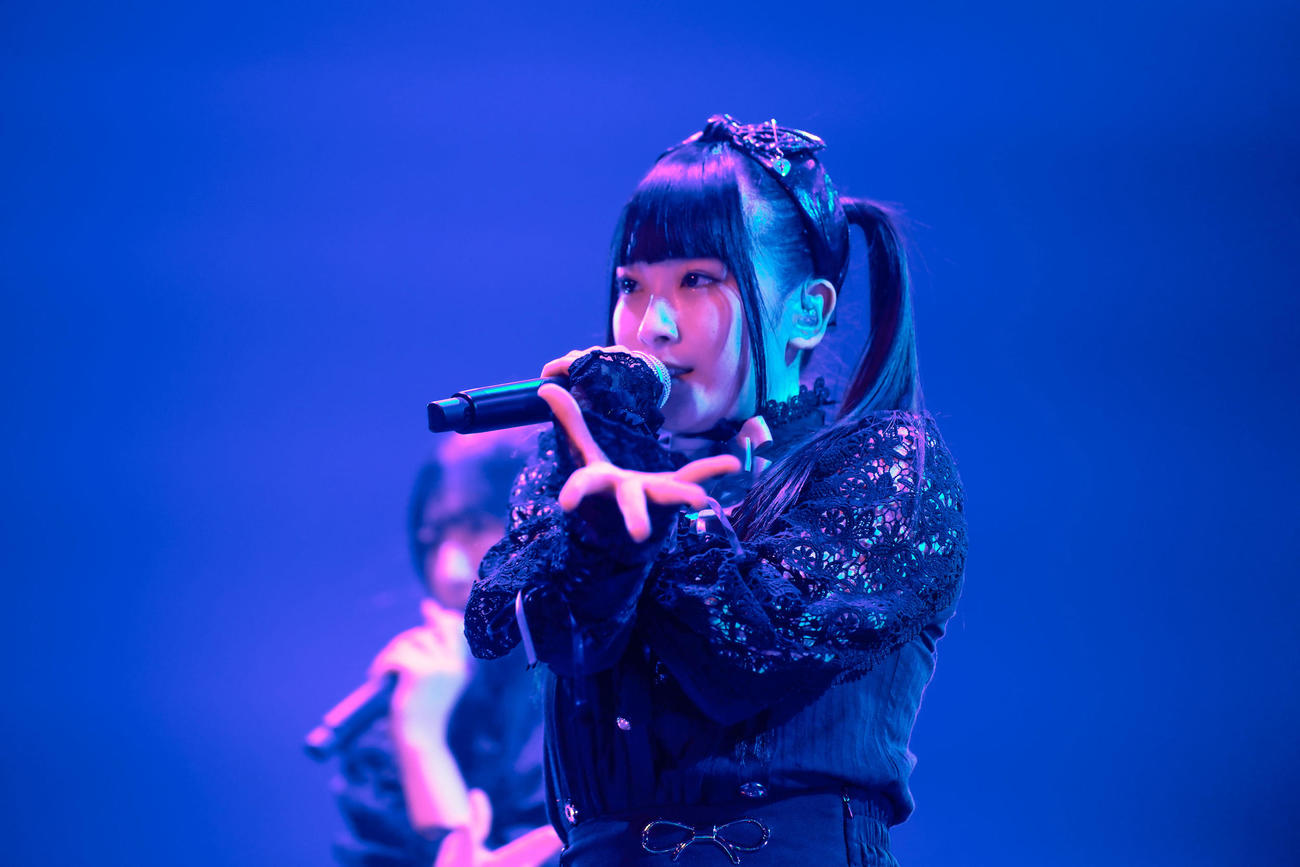 全国ツアー広島公演で初センター曲「桃色デイブレイク」を初披露した≠ME櫻井もも（C）YOANI／KING RECORDS