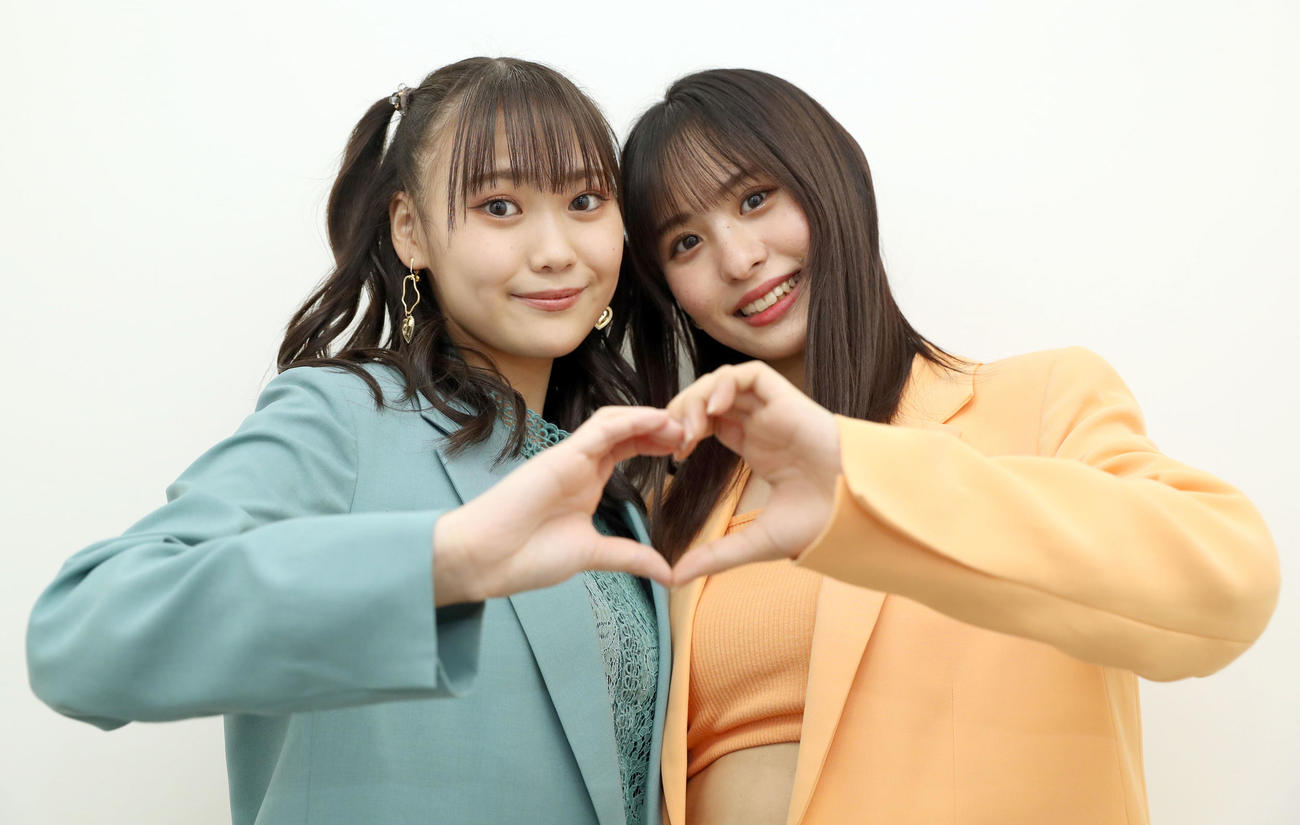 新曲告知で来社し、ポーズを決め写真に納まるJuice＝Juiceの工藤由愛（左）と石山咲良（撮影・佐藤翔太）