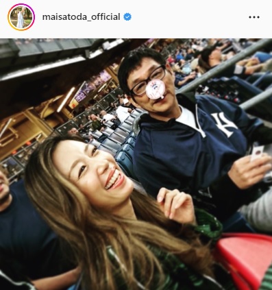 明石家さんまとヤンキースタジアムで試合観戦した里田まい（里田まいのインスタグラムより）