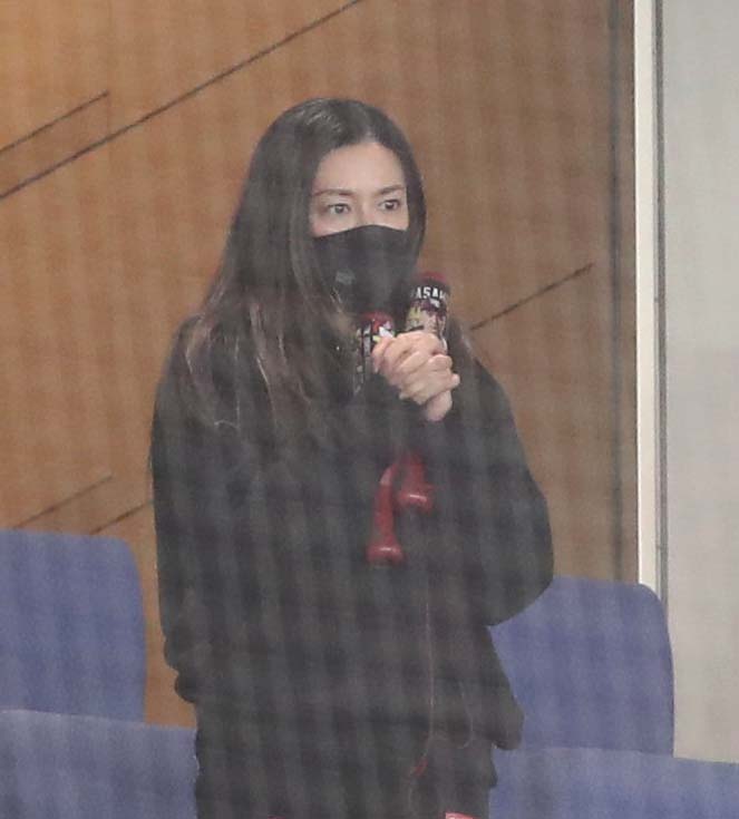 祈るようなしぐさの田中将大の妻・里田まい（2021年4月撮影）