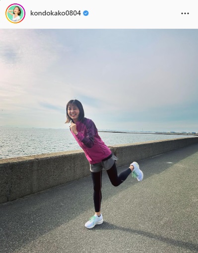 海岸沿いで走るポーズを見せる近藤夏子アナ（近藤夏子アナのインスタグラムより）