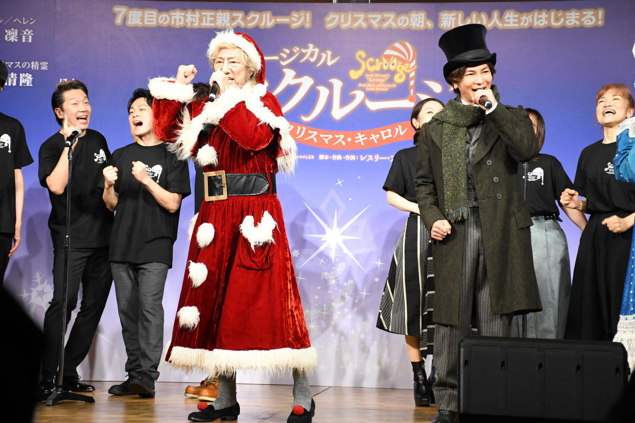 ミュージカル「スクルージ～クリスマス・キャロル～」製作発表記者会見で歌唱する市村正親（左）と武田真治（撮影・大友陽平）