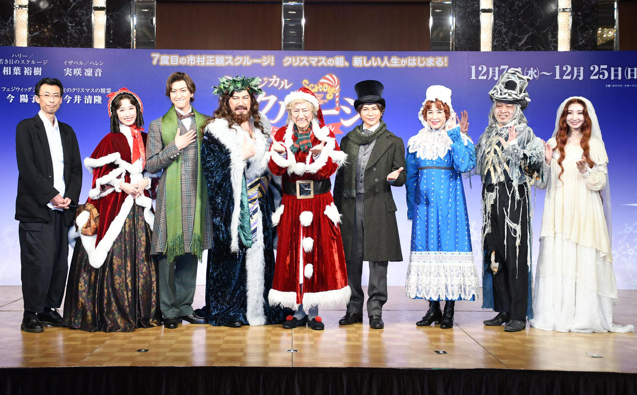ミュージカル「スクルージ～クリスマス・キャロル～」製作発表記者会見に出席した、左から演出の井上尊晶氏、実咲凜音、相葉裕樹、今井清隆、市村正親、武田真治、今陽子、安崎求、愛原実花（撮影・大友陽平）