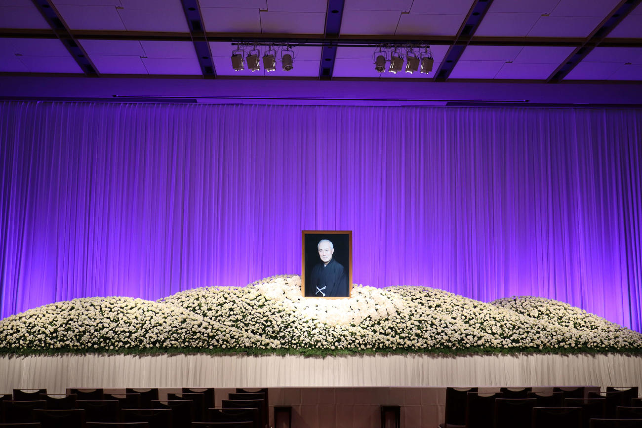 中村吉右衛門さんを偲ぶ会の祭壇は、胡蝶蘭（こちょうらん）、バラ、カーネーション、約5000本の花で彩られた
