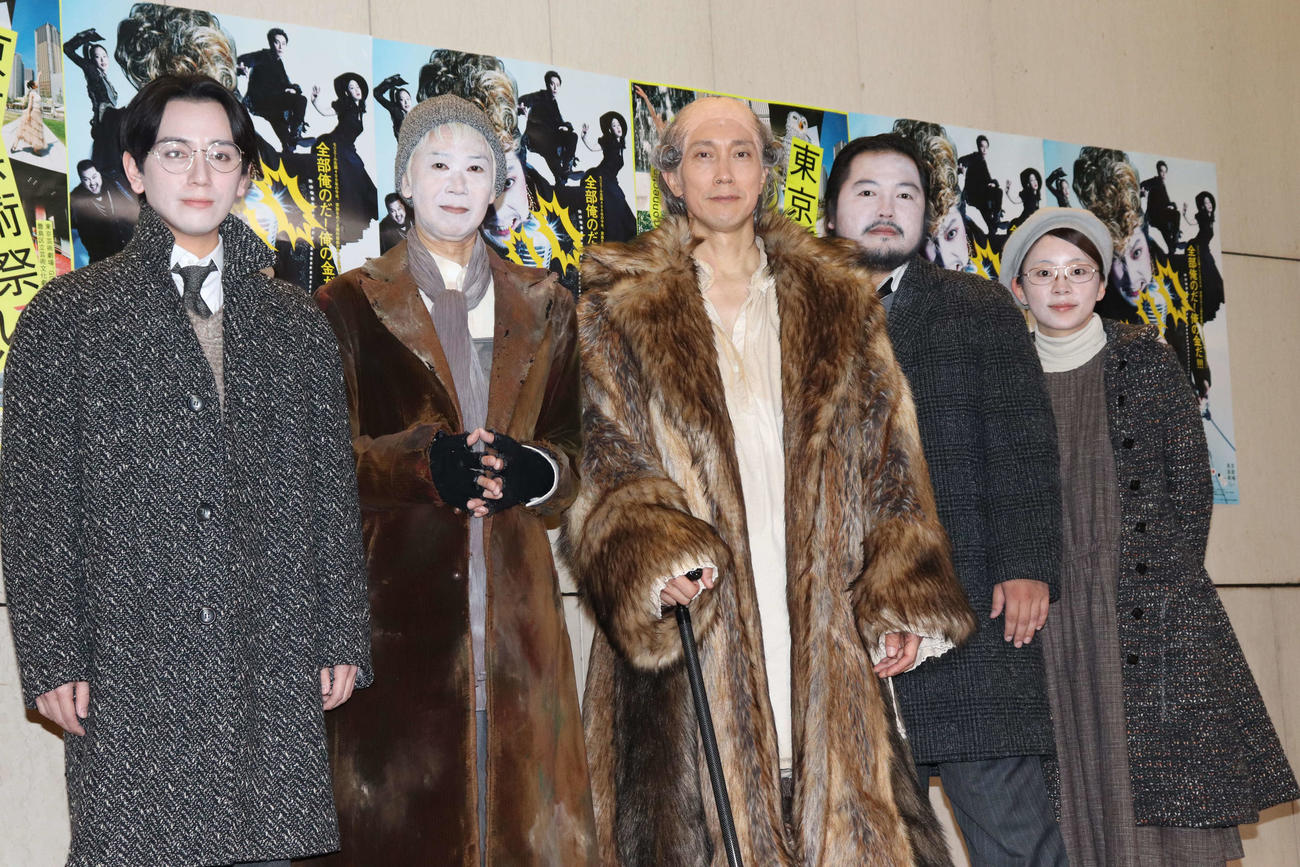 舞台「守銭奴　ザ・マネー・クレイジー」公開ゲネプロ、取材会に出席した、左から竹内將人、手塚とおる、佐々木蔵之介、加治将樹、大西礼芳（撮影・加藤理沙）