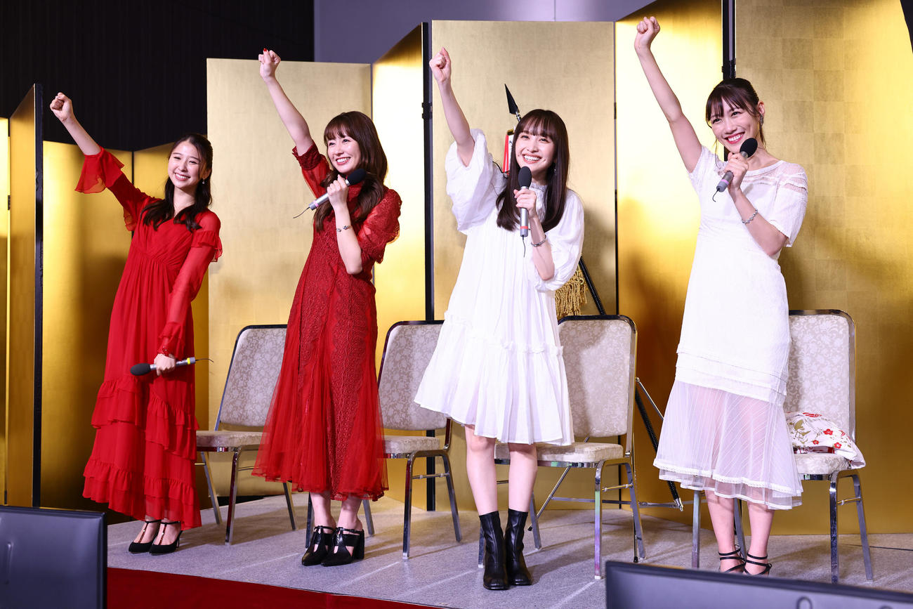 「第6回ももいろ歌合戦」記者会見で意気込むももいろクローバーZの、左から玉井詩織、佐々木彩夏、百田夏菜子、高城れに（撮影・垰建太）
