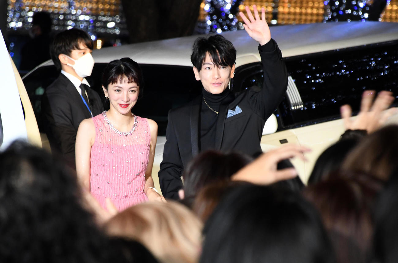 Netflixシリーズ「First Love　初恋」プレミアイベントに出席した満島ひかり（左）と佐藤健（撮影・大友陽平）
