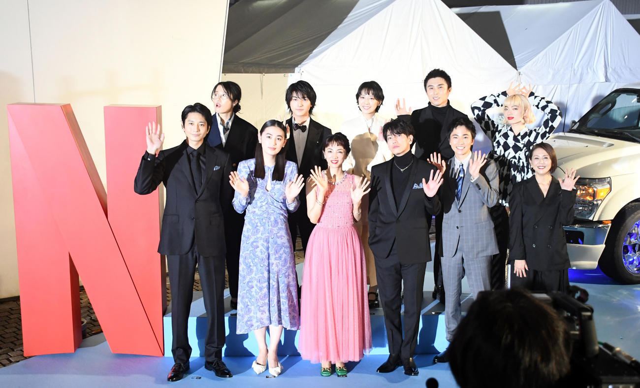 Netflixシリーズ「First Love　初恋」プレミアイベントに出席した、前列左から向井理、八木莉可子、満島ひかり、佐藤健、木戸大聖、小泉今日子、後列左から寒竹ゆり監督、荒木飛羽、夏帆、中尾明慶、アオイヤマダ（撮影・大友陽平）