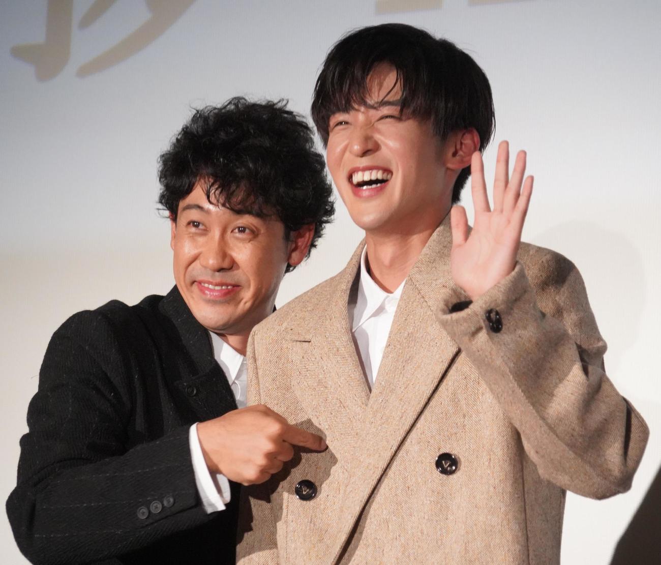 映画「月の満ち欠け」の公開直前イベントに出席した大泉洋（左）とSnow Man目黒蓮（撮影・佐藤成）